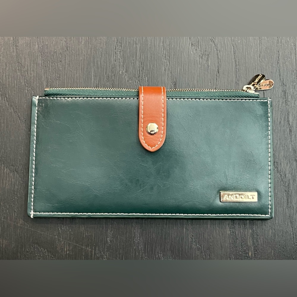 Like New Green Leather Andoilt Credit Card Phone Holder Wallet